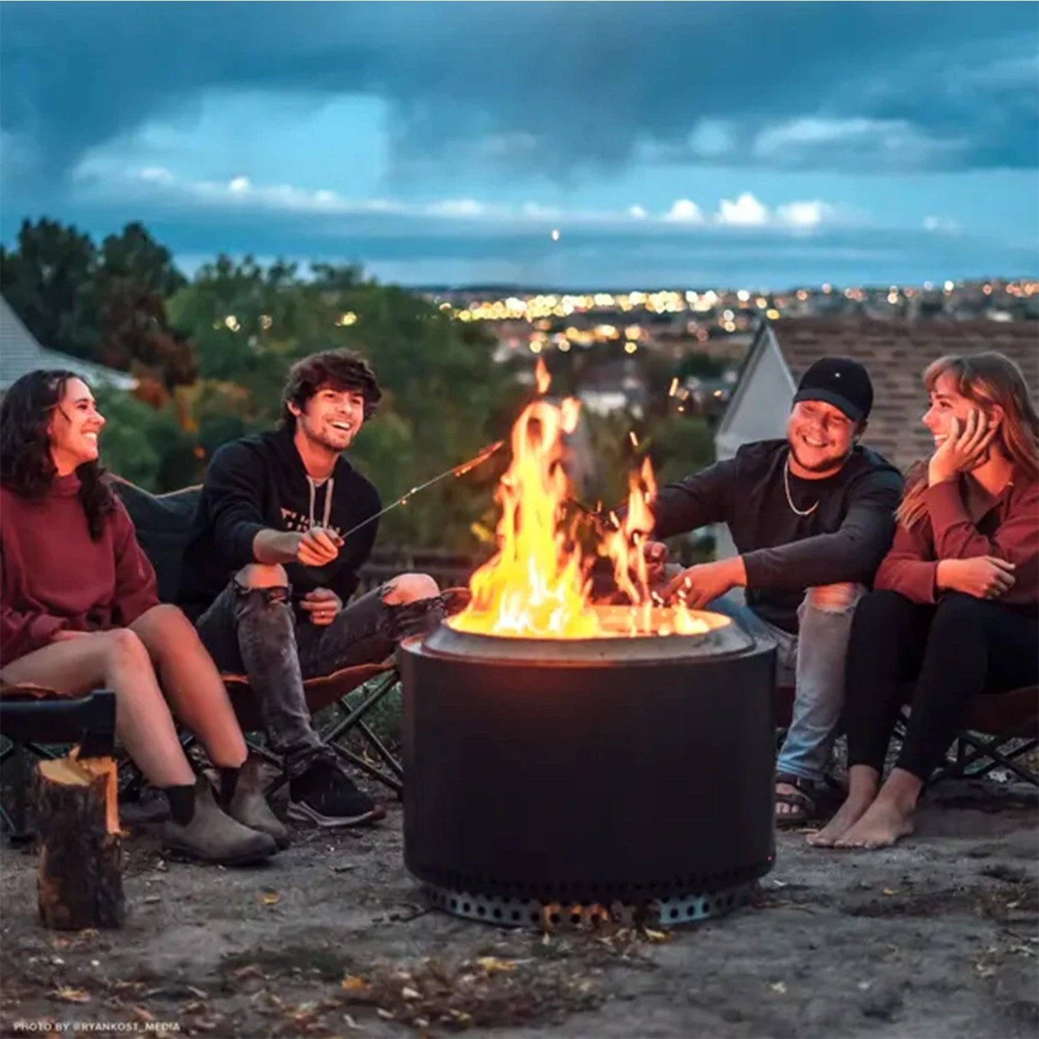 Solo Stove Yukon Black Feuerschale in gemütlicher Outdoor-Atmosphäre