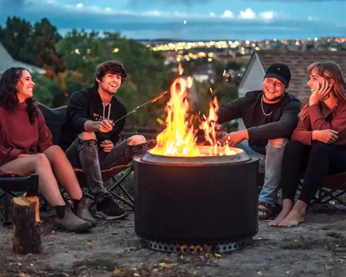 Solo Stove Yukon Black Feuerschale in gemütlicher Outdoor-Atmosphäre