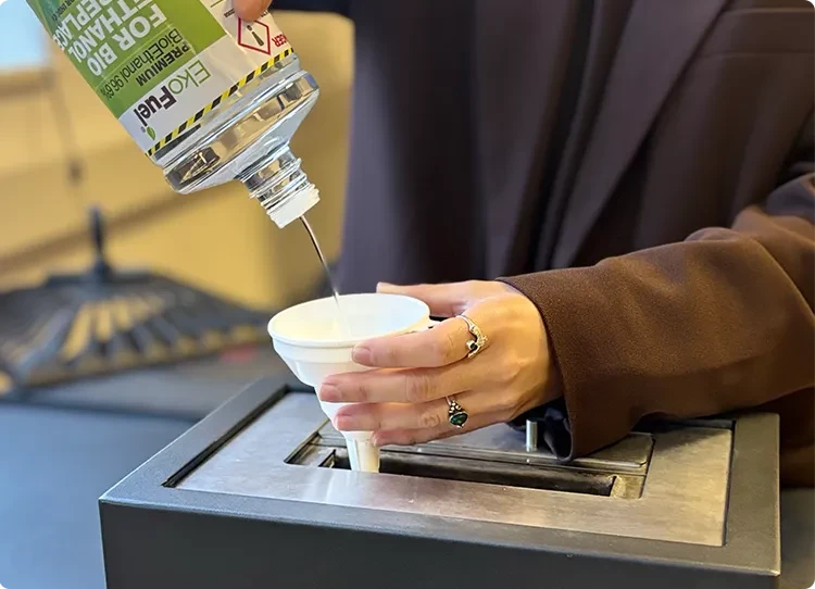 Bioethanol-Brennstoff mit einem Trichter einfüllen