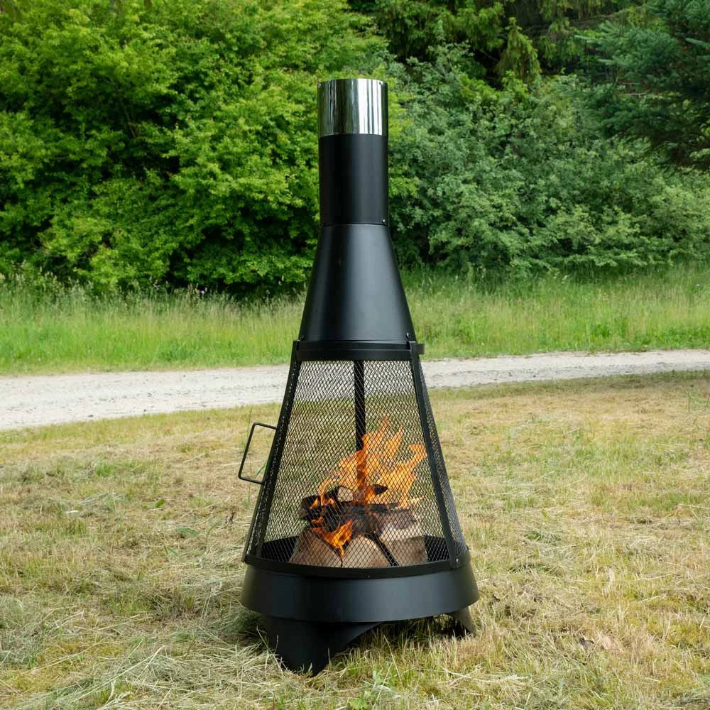 Outdoor-Kamin mit Schornstein