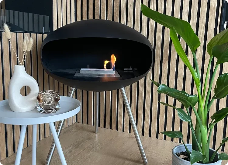Cocoon Terra Schwarz und Stahl freistehender Ethanol Kamin
