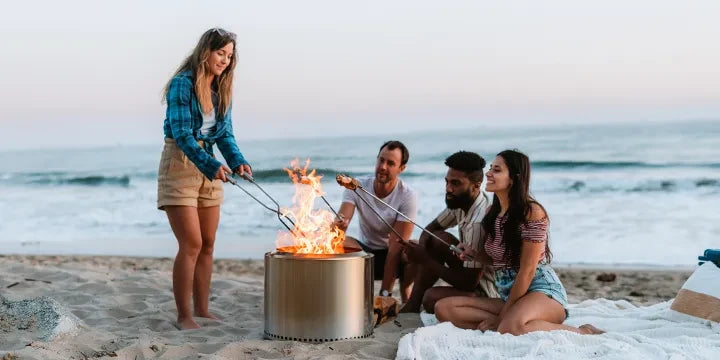 Solo Stove Ragner rauchfreie Feuerschale am Strand
